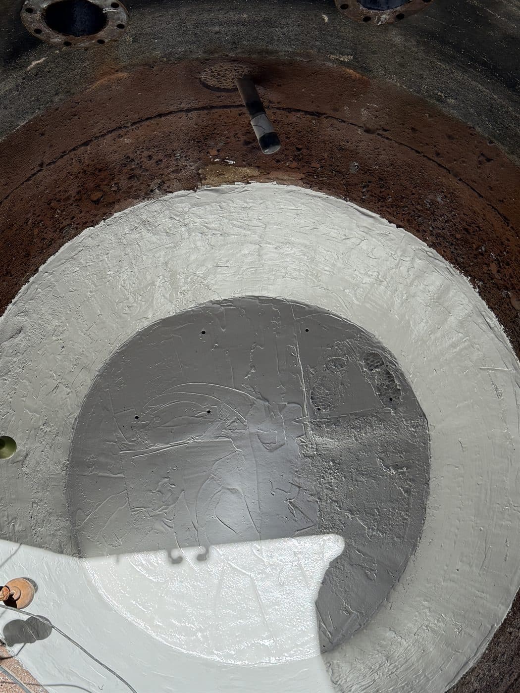 Concrete profile restored with repair mortar